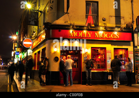 Persone che fumavano fuori Molly Moggs Pub sulla carbonizzazione Cross Road a Londra Foto Stock