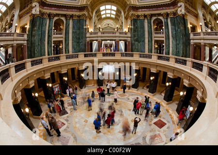 Stati Uniti d'America, Wisconsin, Madison, visitatori riempire atrium all'interno del massiccio e ornato di State Capitol Building Foto Stock