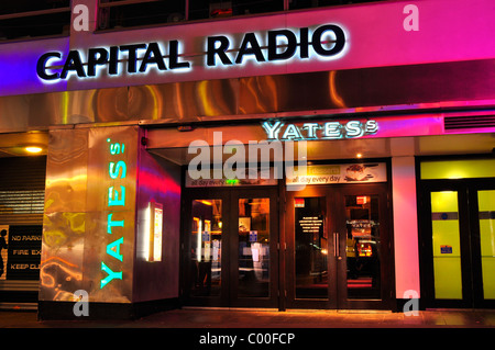 Capital Radio & Yates bar sulla carbonizzazione Cross Road, Londra Foto Stock