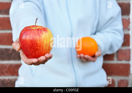 Mele e arance concetto di confronto Foto Stock