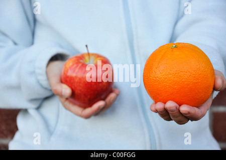 Mele e arance concetto di confronto Foto Stock