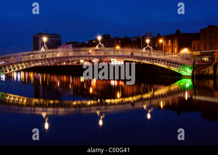 Ha'penny Bridge a Dublino di notte. L'Irlanda Foto Stock