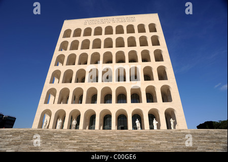 Italia, Roma, EUR, Palazzo della Civiltà del lavoro Foto Stock