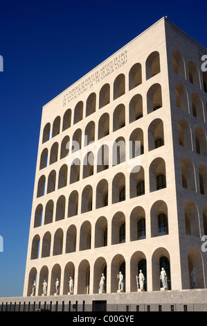 Italia, Roma, EUR, Palazzo della Civiltà del lavoro Foto Stock