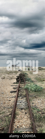 Vecchi binari ferroviari per il trascinamento di carichi di pesca in tutta la spiaggia, ora abbandonata. Dungeness,Kent,l'Inghilterra,uk Foto Stock