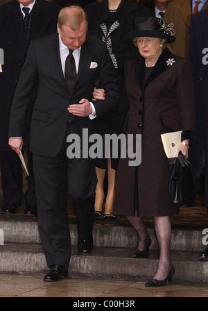 La Baronessa Thatcher, ex Primo Ministro, ha aiutato a Westminster Abbey mentre frequentano il servizio di ringraziamento Foto Stock