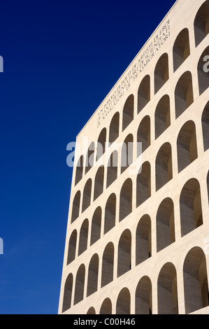 Italia, Roma, EUR, Palazzo della Civiltà del lavoro Foto Stock