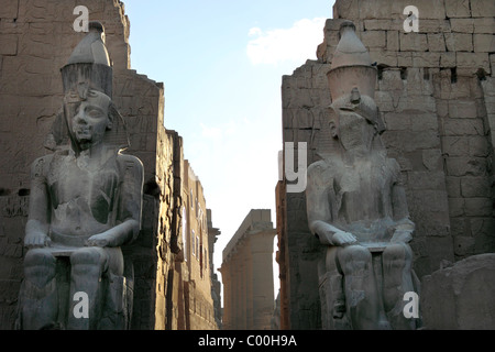 Due grandi statue egiziane all'ingresso del tempio di Luxor in Egitto Foto Stock