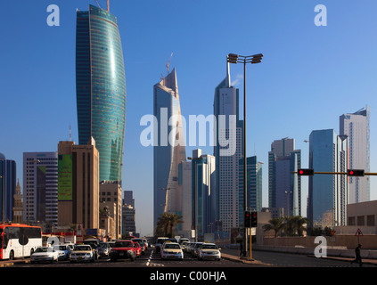 Il Kuwait Kuwait City, scene di strada, grattacieli, skyline, Foto Stock