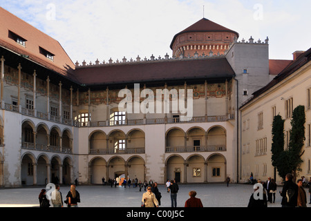 Cortile rinascimentale del Castello Reale di Wawel Hill, Cracovia in Polonia. Foto Stock