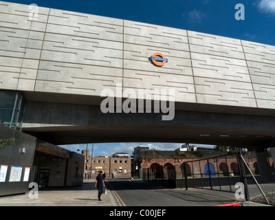 Un giovane uomo a piedi dall'ingresso della nuova Shoreditch High Street Stazione Overground East End di Londra UK KATHY DEWITT Foto Stock