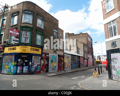 Proprietà in vendita segni & Internet shop in corrispondenza della zona di spigolo di un vuoto di Bacon Street e Brick Lane, London E1 UK KATHY DEWITT Foto Stock