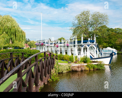 Il Magdalen College chiatta ormeggiata sul Fiume Tamigi da The Swan Hotel, Streatley-on-Thames, Oxfordshire, Regno Unito Foto Stock