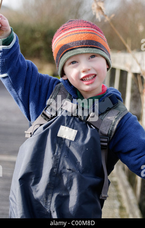Un ragazzo su un sentiero natura a Conwy RSPB riserva. Foto Stock