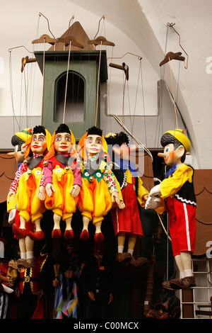 Marionette per la vendita in un negozio specializzato di Praga Repubblica Ceca. Foto Stock