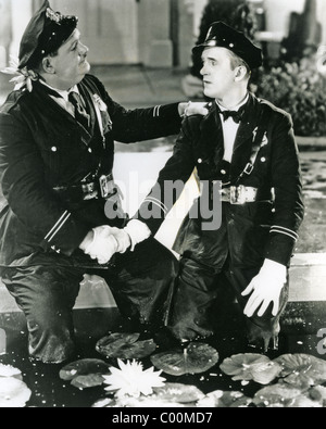 LAUREL E HARDY noi film comico in coppia con Oliver Hardy a sinistra e Stan Laurel Foto Stock