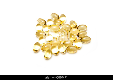 Olio di fegato di merluzzo capsule isolato su un bianco di sfondo per studio. Foto Stock