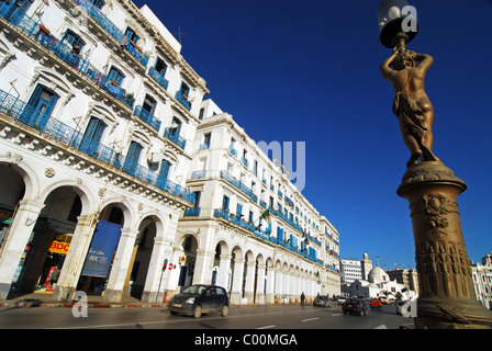 Algeria, Alger, basso angolo di visione della vettura in movimento su strada per costruire con lampione in primo piano Foto Stock