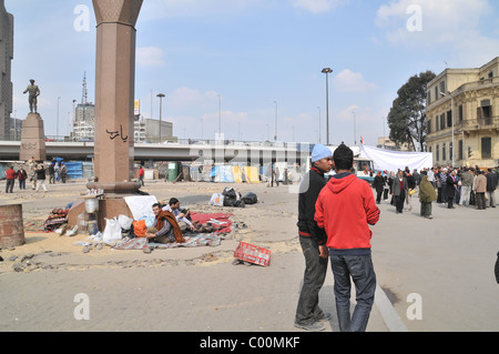 Scene in ed intorno a Tahrir Sq come pro-democrazia manifestanti assemblare al cambiamento della domanda e la rimozione del Presidente Mubarak. Foto Stock