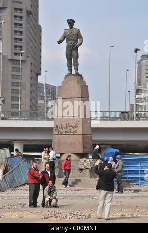 Scene in ed intorno a Tahrir Sq come pro-democrazia manifestanti assemblare al cambiamento della domanda e la rimozione del Presidente Mubarak. Foto Stock