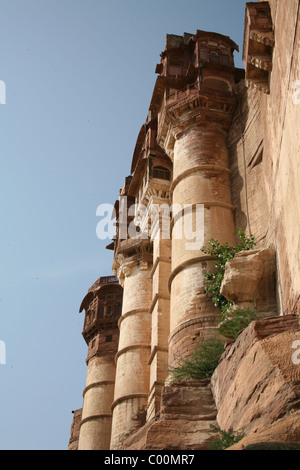 Le merlature costruito nella roccia arenaria a Meherangarh Fort, Jodphur, Rajasthan Foto Stock
