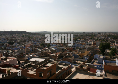 Vista di Umaid Bhawan Palace attraverso Jodphur da Meherangarh Fort, Rajasthan Foto Stock