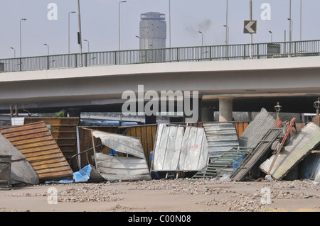 Scene in ed intorno a Tahrir Sq come pro-democrazia manifestanti assemblare al cambiamento della domanda e la rimozione del Presidente Mubarak. Foto Stock