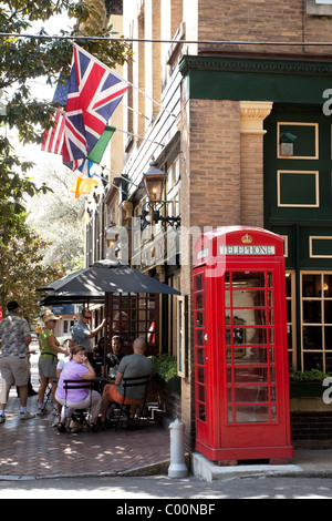 I turisti di mangiare in un pub in stile inglese a Savannah in Georgia negli Stati Uniti Foto Stock