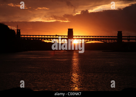 Britannia ponte sopra il Menai Straits, Anglesey, Galles Foto Stock