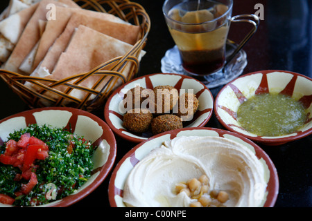 Colazione tipica di hummus, falafel insalata e pane pita, Aqaba Giordania. Foto Stock