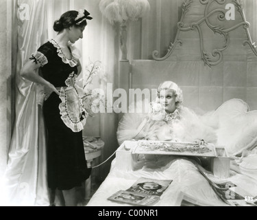 La cena a otto 1933 MGM film con Jean Harlow come Kitty Packard avente la colazione a letto Foto Stock