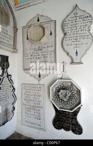 Ex-voto dei pescatori che perirono in mare presso la cappella Perros Hamon de Ploubazlanec, Côtes-d'Armor Bretagna, Francia Foto Stock