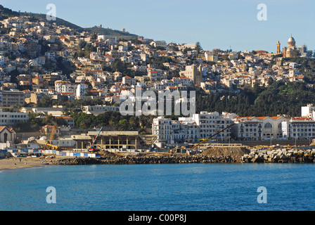 Algeria, Alger, vista aerea del congestionato edifici della città con la chiesa in background Foto Stock