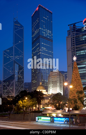 Cina, Hong Kong, vista verso la casa del governatore (parzialmente oscurata) e moderni grattacieli Foto Stock