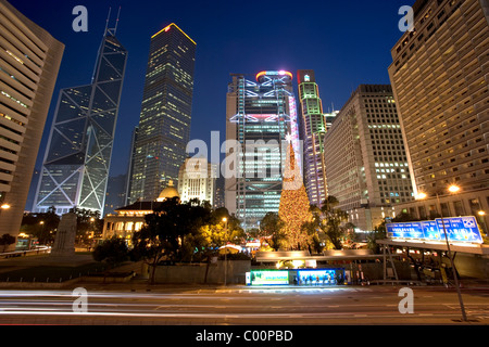 Cina, Hong Kong, vista verso la casa del governatore (parzialmente oscurata) e moderni grattacieli Foto Stock