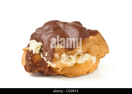Ricoperta di cioccolato choux bun la torta di panna da basso prospettica isolata su bianco. Foto Stock