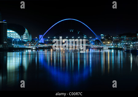 La notte fotografia di ponti sul fiume Tyne a Newcastle upon Tyne/Gateshead. Foto Stock