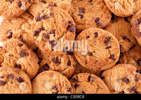 Close up di deliziosi biscotti con scaglie di cioccolato sfondo. Appena fuori dal forno, pane appena sfornato. Foto Stock