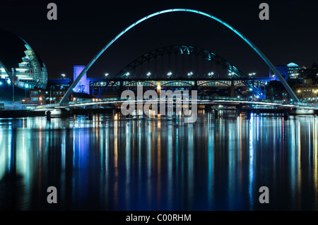 La notte fotografia del Millenium Bridge sul fiume Tyne a Newcastle upon Tyne/Gateshead. Foto Stock