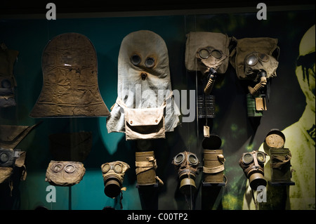 Il Memorial Museum, Passchendaele, Fiandre, in Belgio. Le maschere antigas. Foto Stock