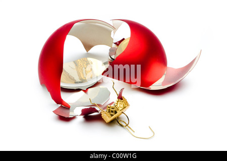 Rotture di ornamento di Natale su bianco Foto Stock