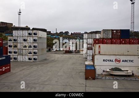 Il vivace porto a Sisimiut impilato con contenitori (la maggior parte con gamberetti e granchi legato per l'Europa), Sisimiut, Groenlandia Foto Stock