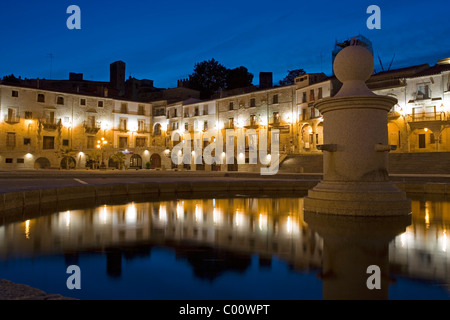 Spagna Estremadura, Trujillo, main plaza al crepuscolo Foto Stock