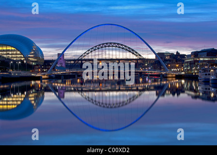 Newcastle Gateshead Quayside di notte - Riflessioni sul fiume Tyne Foto Stock