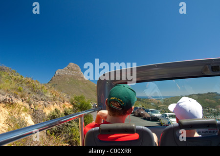 Sud Africa, Cape Town. Testa di leone landmark formazione di roccia da hop on-hop off di autobus andando su Table Mountain. Foto Stock