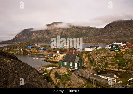 Colorato Sisimiut è la seconda città del paese (pop. 5250) e la sua estremità settentrionale anno-round ice-free port, Groenlandia Foto Stock