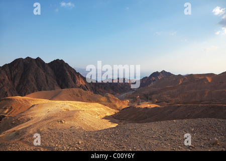 La mattina presto in antiche montagne del deserto del Sinai. Tramonto sul Mar Rosso Foto Stock