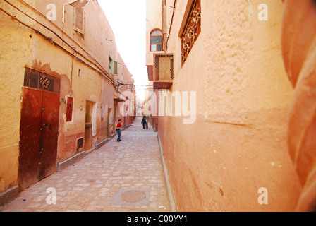 Algeria, Melika, vista di bambini che giocano in vicolo in mezzo alle vecchie case Foto Stock