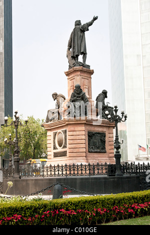 Monumentale statua in bronzo di Christoforo Christopher Columbus lungo il Paseo de la Reforma Città del Messico MESSICO Foto Stock
