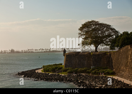 Paseo de la Princesa e la vista del porto di Old San Juan, Puerto Rico. Foto Stock